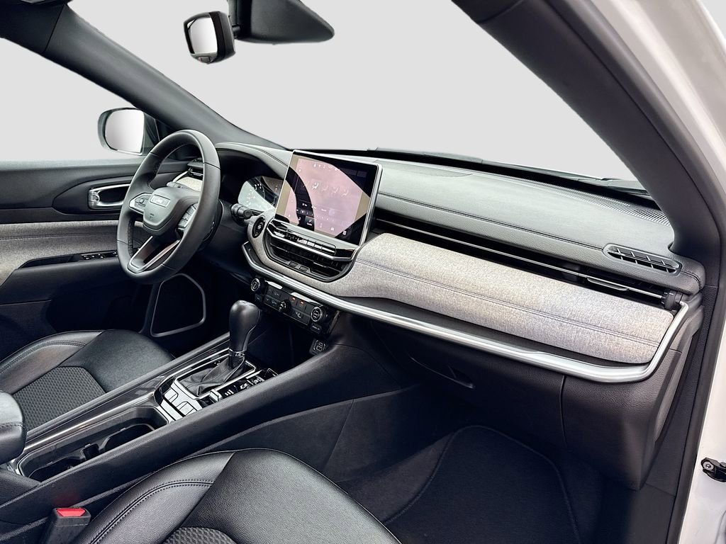 Used 2024 Jeep Compass Latitude image 28