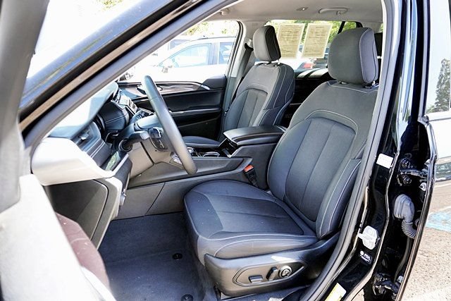 Used 2023 Jeep Grand Cherokee L Laredo RWD image 15
