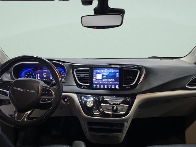 Used 2020 Chrysler Pacifica Touring-L w/ Advanced Safetytec Group FWD image 22