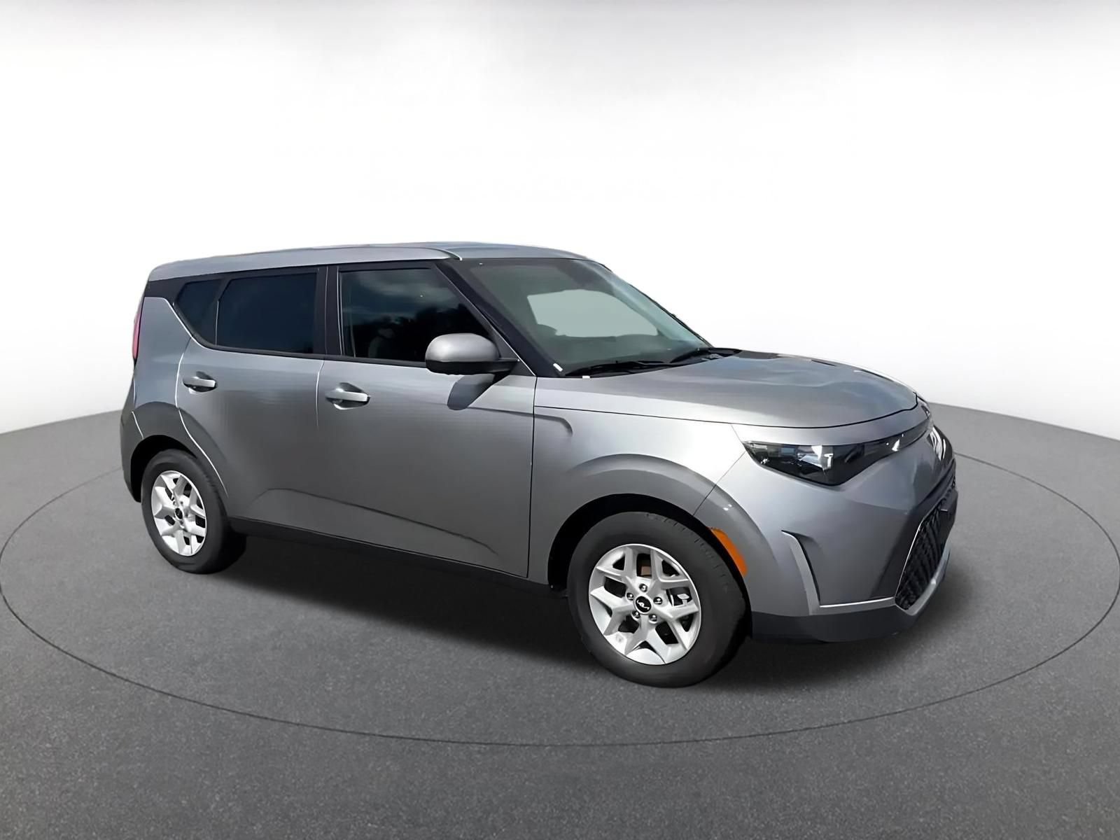 Used 2025 Kia Soul LX w/ LX Technology Package FWD image 2
