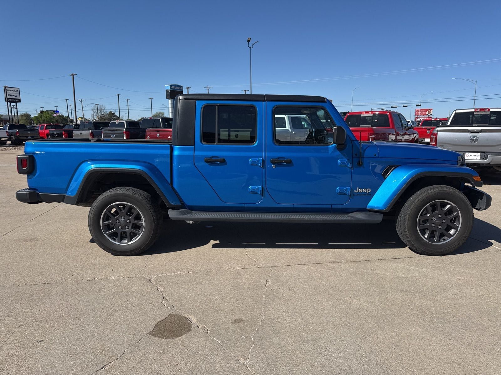 Used 2021 Jeep Gladiator Overland w/ Cold Weather Group AWD/4WD image 7