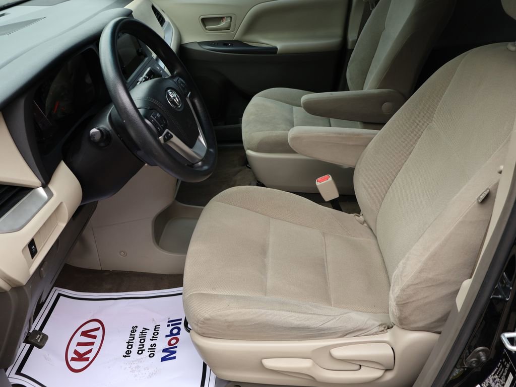 Used 2017 Toyota Sienna L FWD image 28