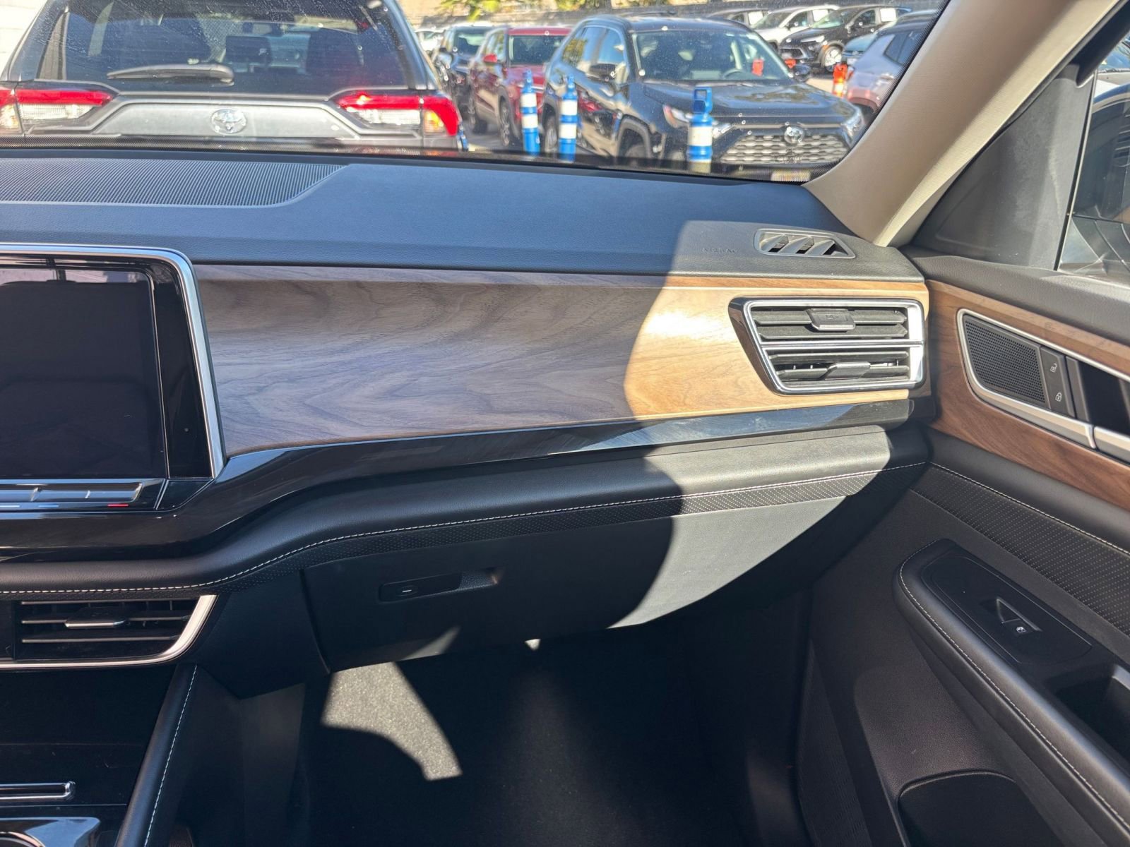 Used 2025 Volkswagen Atlas SE image 35