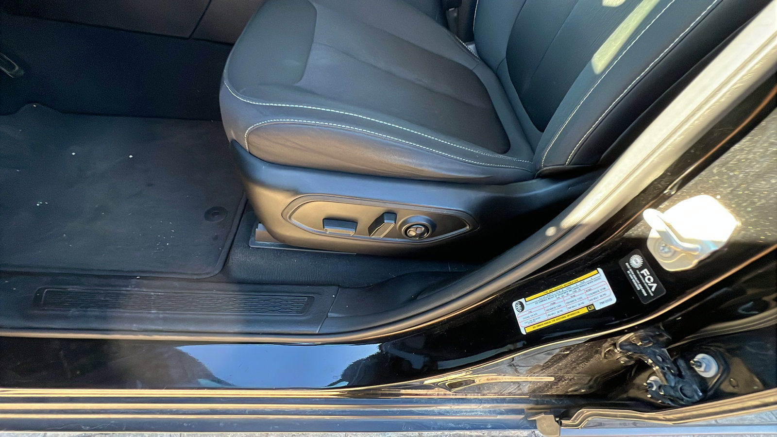 Used 2023 Jeep Grand Cherokee L Laredo image 16