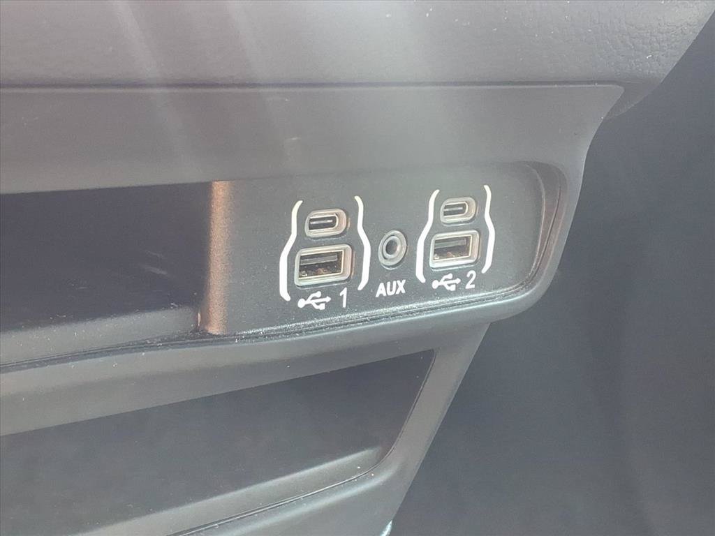 Used 2025 Chrysler Pacifica Select FWD image 7