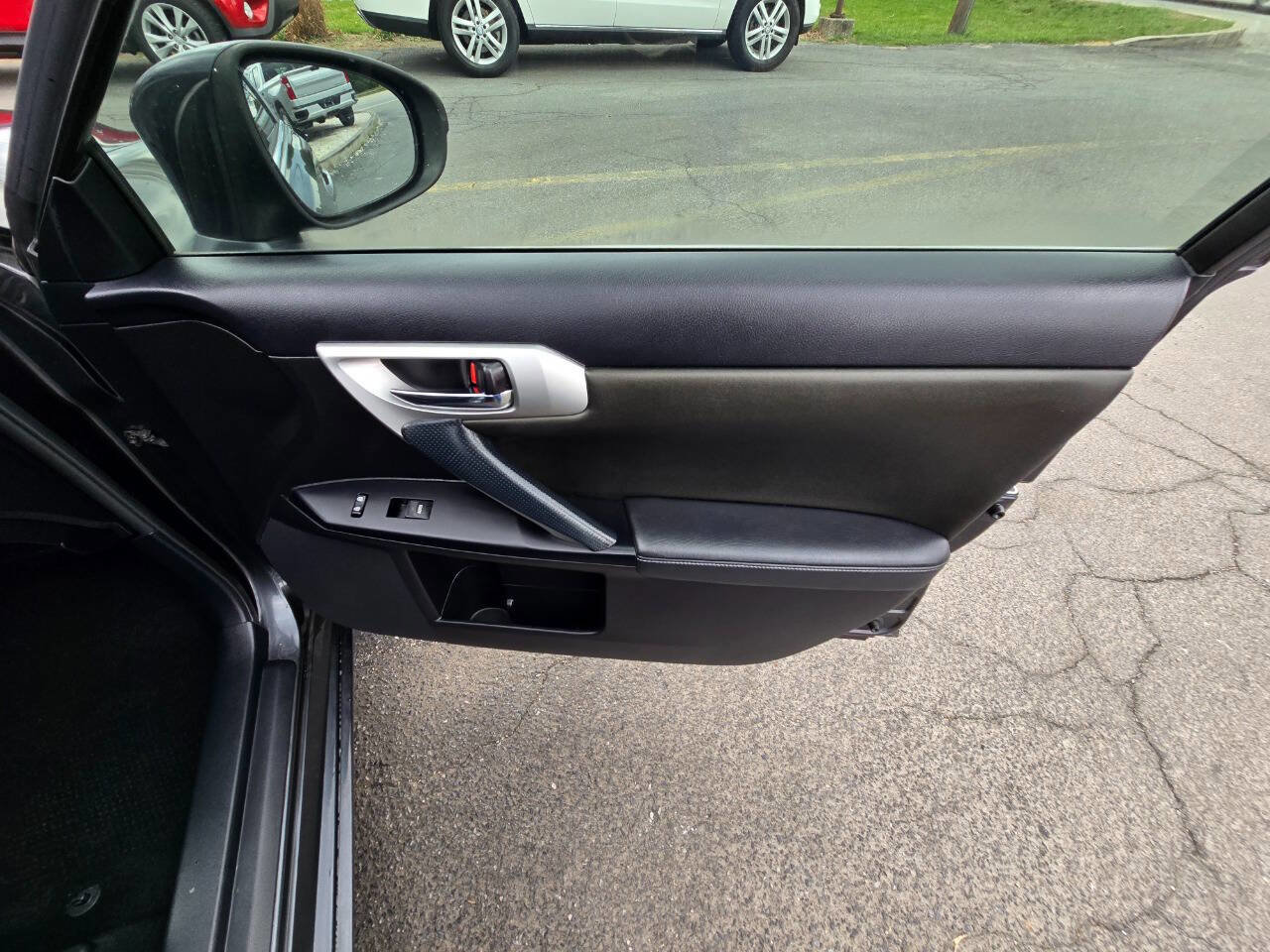 Used 2011 Lexus CT 200h Premium image 31