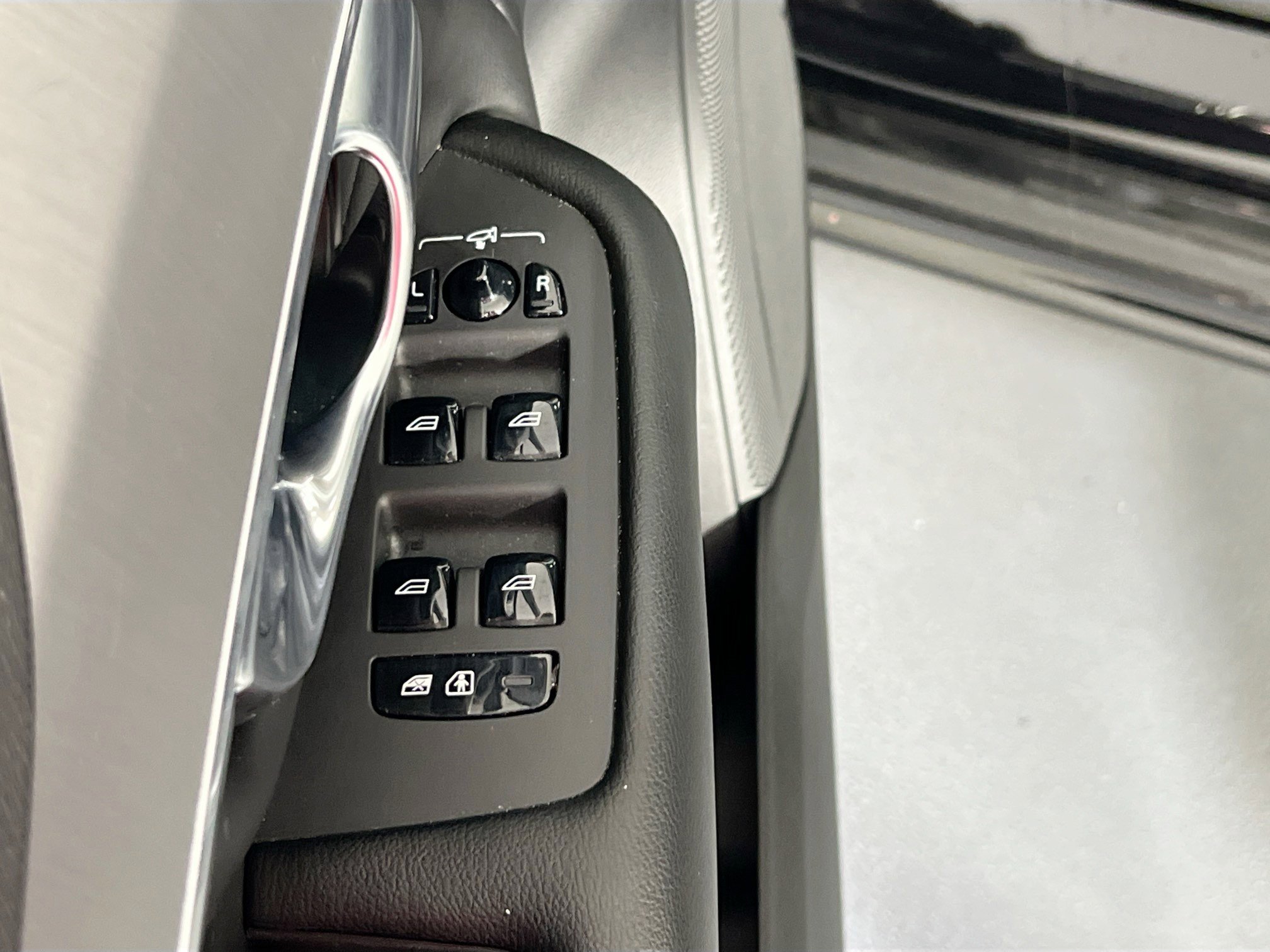 Used 2023 Volvo XC90 B5 Core w/ Protection Package Premier image 18