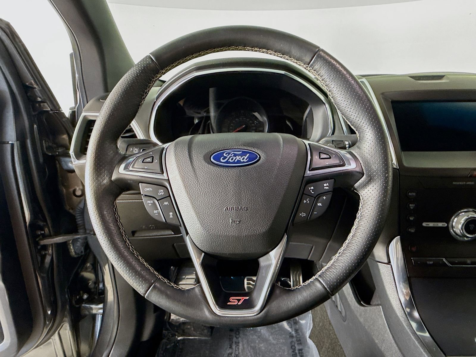 Used 2020 Ford Edge ST image 11