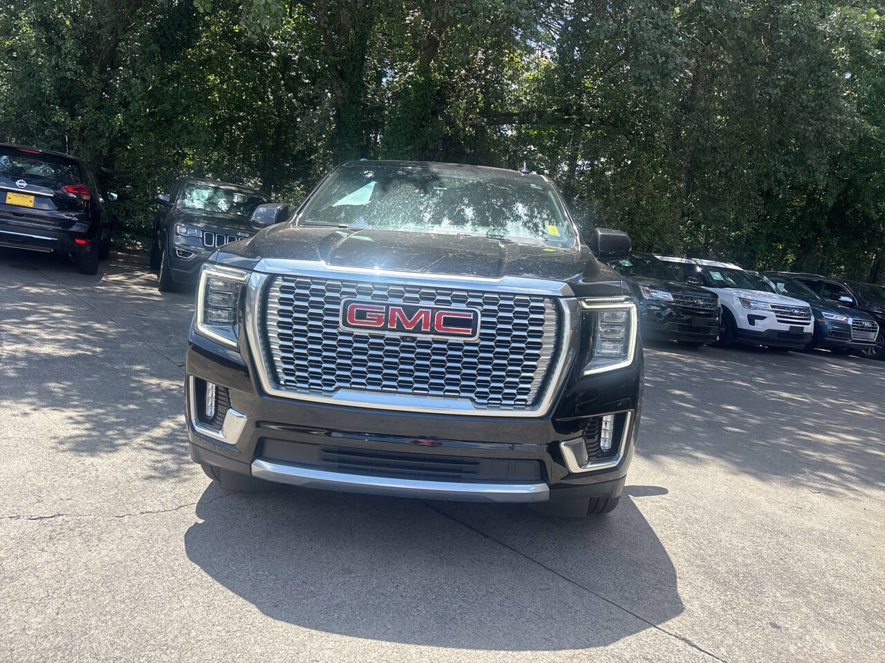 Used 2022 GMC Yukon Denali w/ Denali Ultimate Package AWD/4WD image 3
