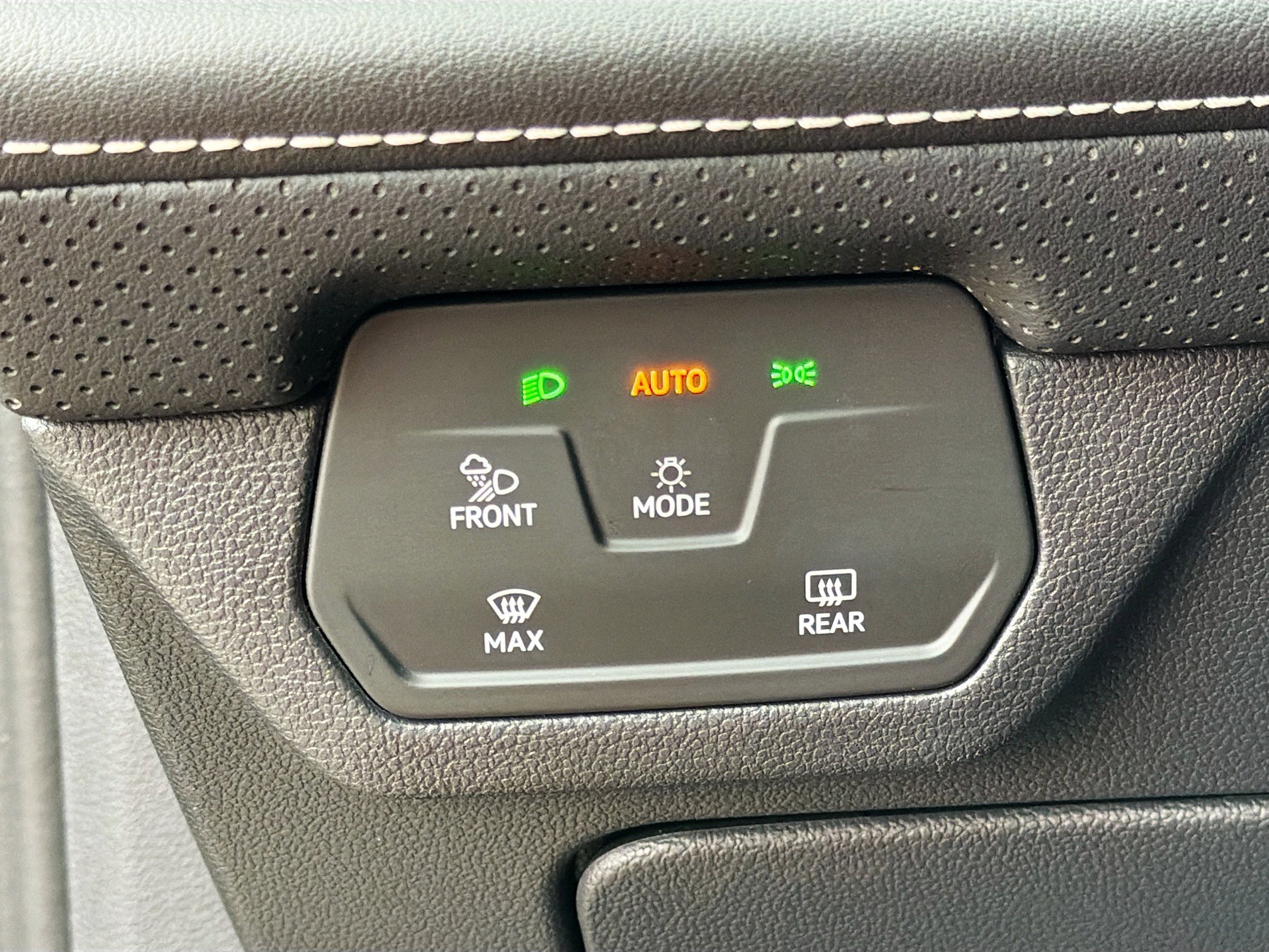 Used 2025 Volkswagen Atlas SE image 33