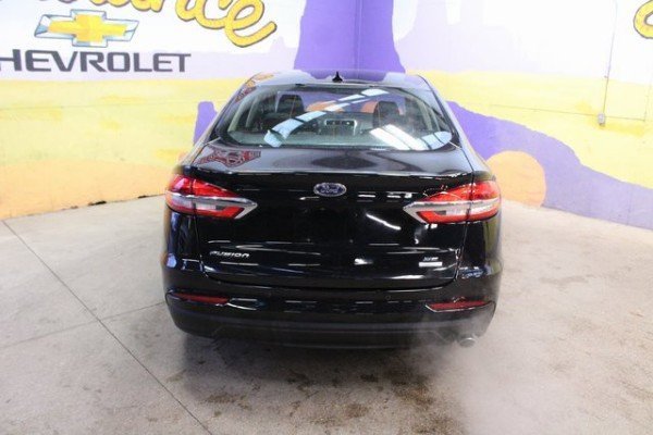 Used 2020 Ford Fusion SE image 3