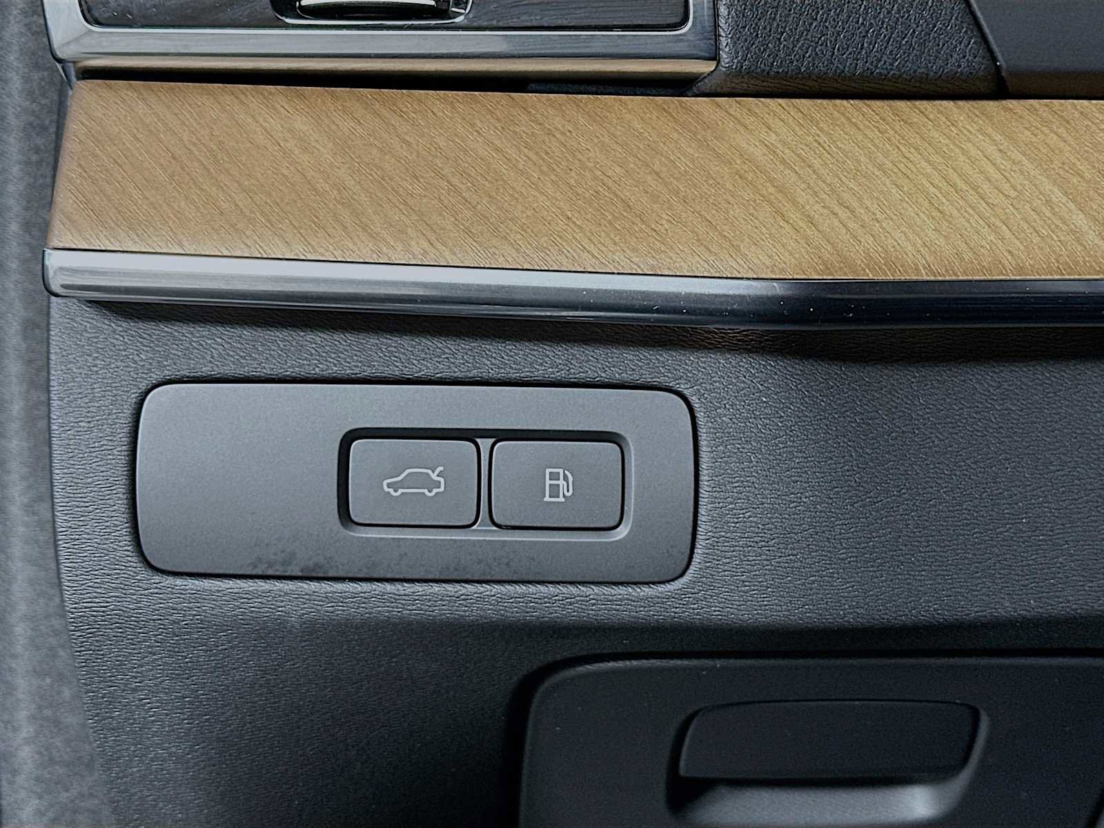 Certified 2025 Volvo XC90 T8 Plus w/ Protection Package Premier image 10