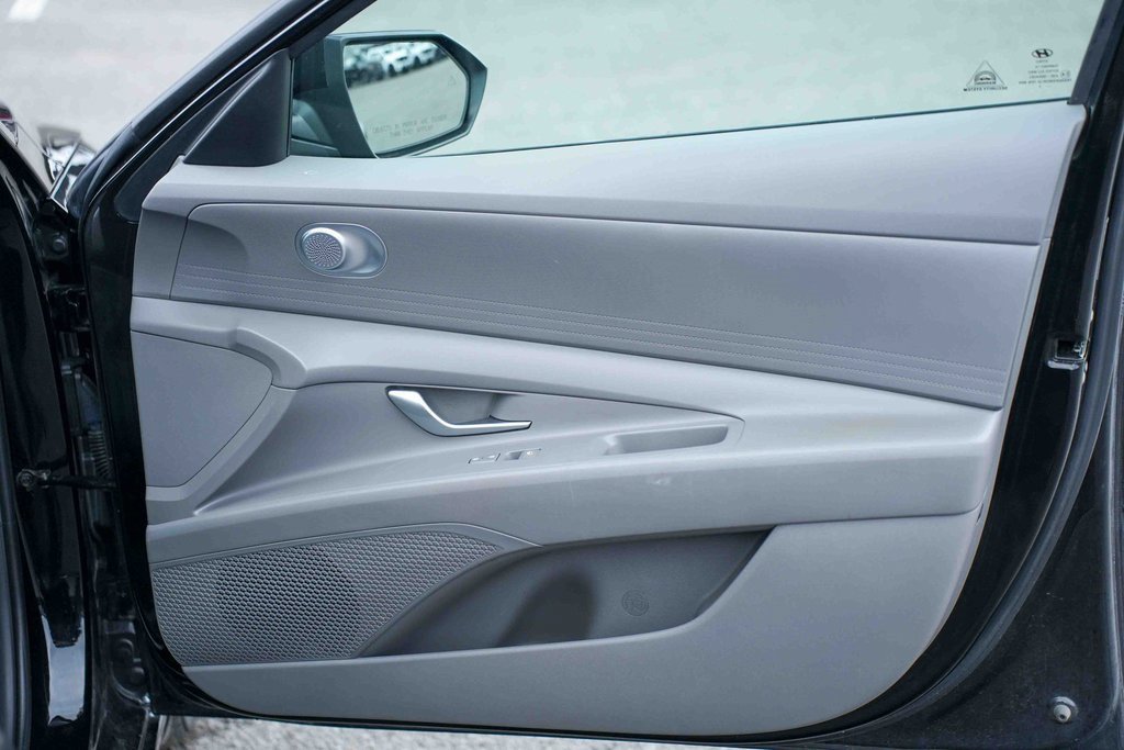 Used 2022 Hyundai Elantra SEL image 15