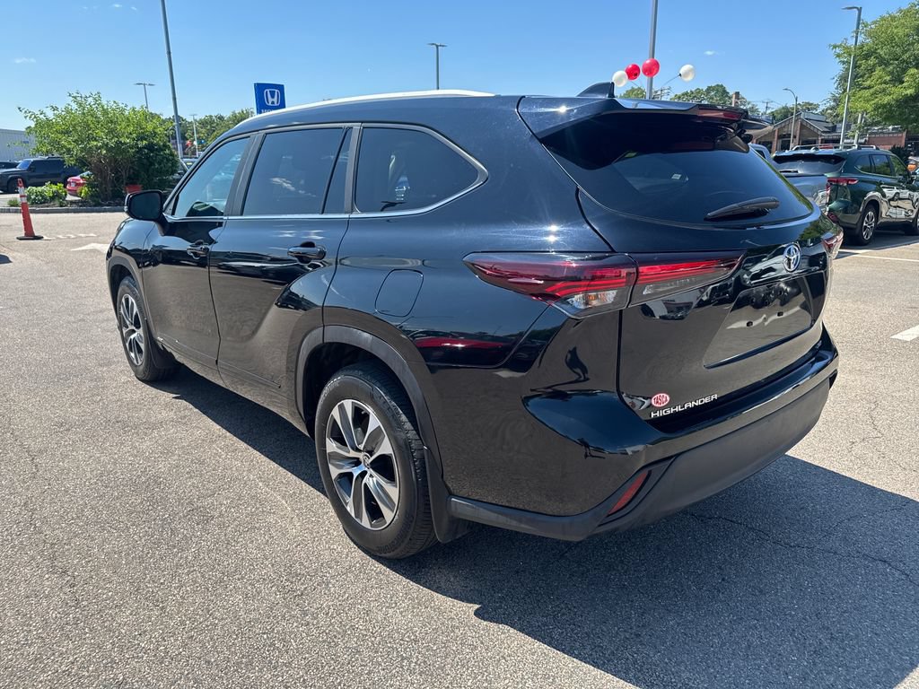Used 2025 Toyota Highlander XLE AWD/4WD image 5