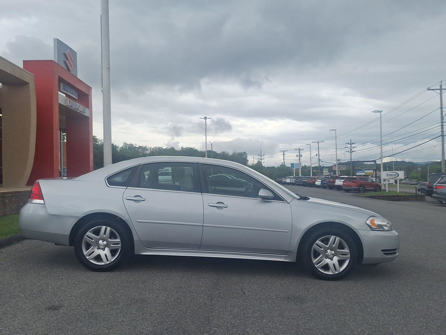 Used 2016 Chevrolet Impala LT FWD image 2