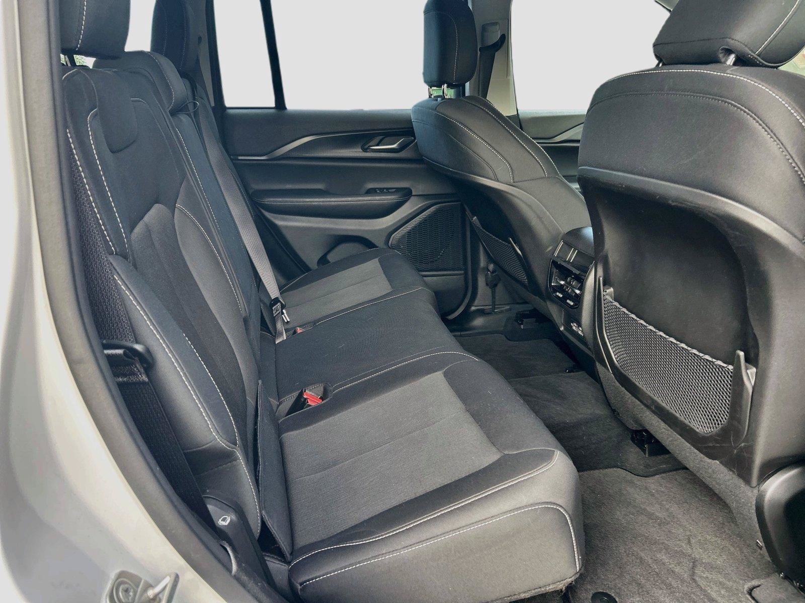 Used 2023 Jeep Grand Cherokee Laredo AWD/4WD image 23