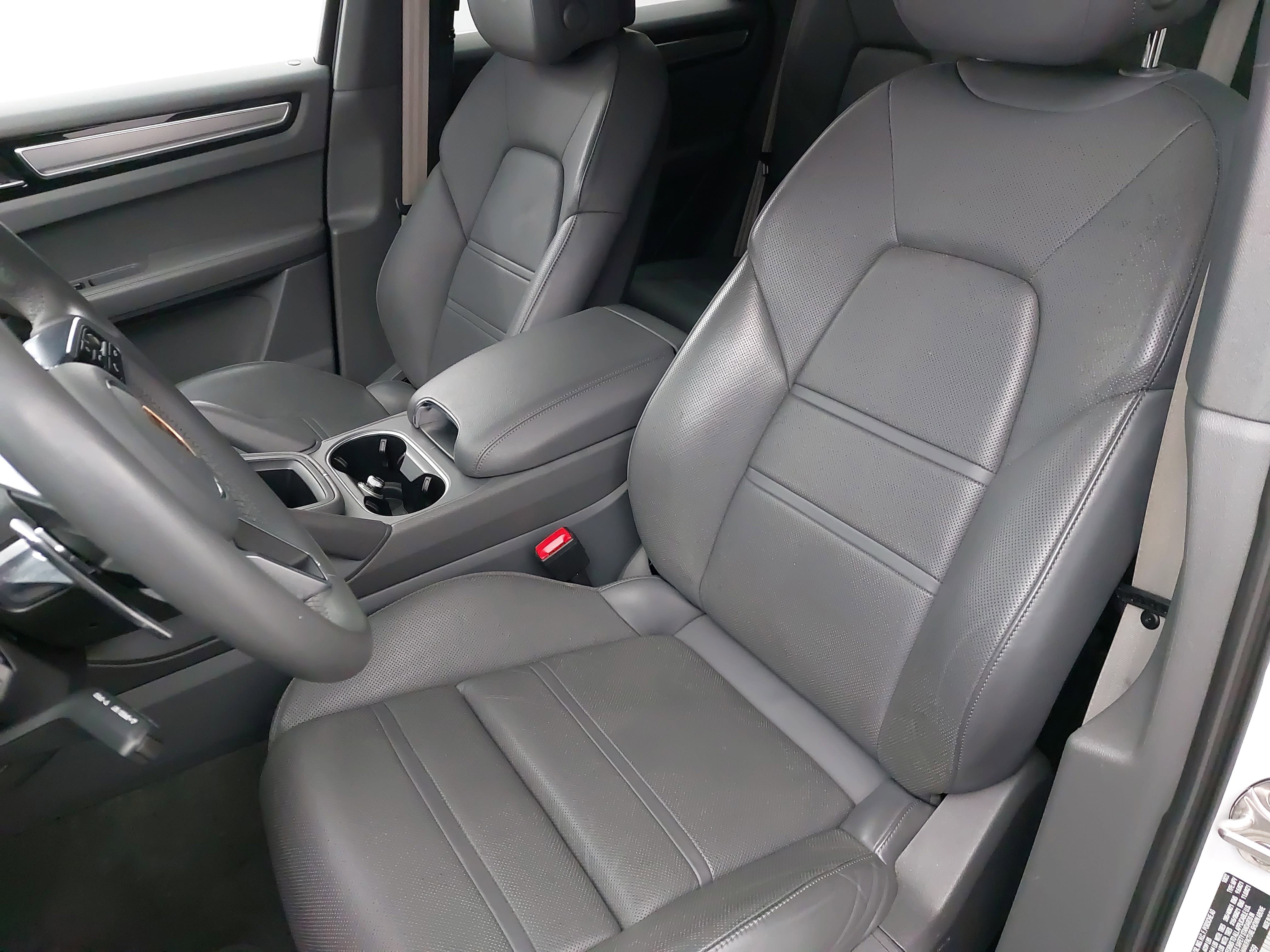 Certified 2023 Porsche Cayenne Platinum Edition image 5