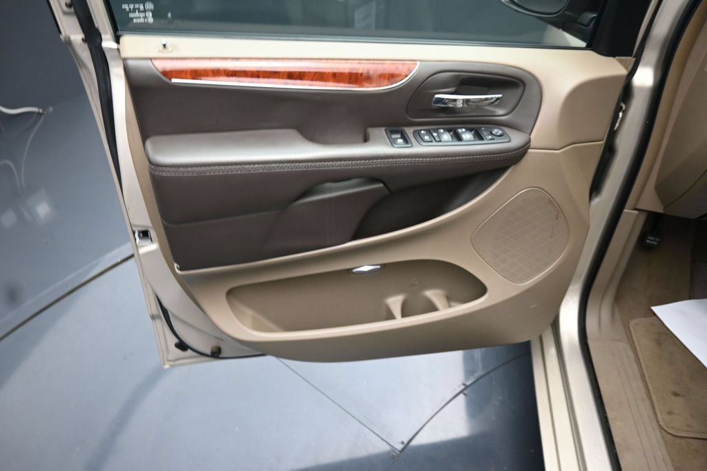 Used 2014 Chrysler Town & Country Touring FWD image 15
