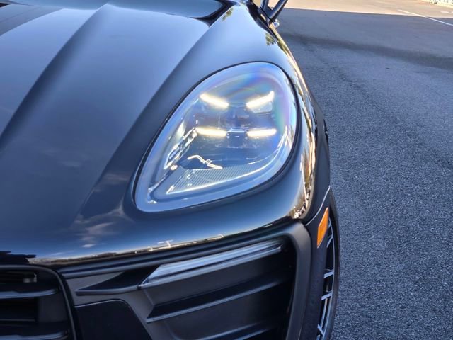 Used 2025 Porsche Macan image 12