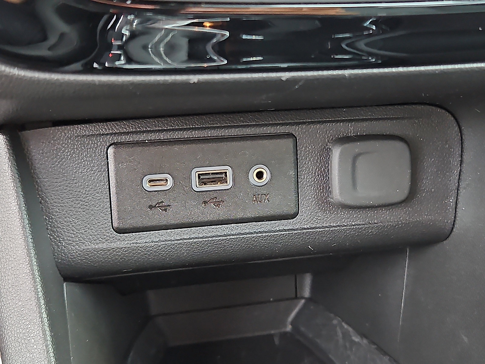 Used 2023 Buick Encore GX Select w/ Sport Touring Package FWD image 23