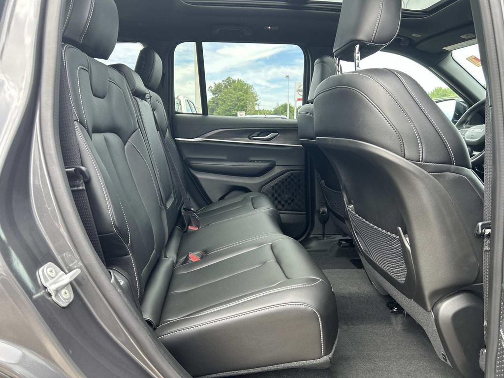 Used 2025 Jeep Grand Cherokee Limited AWD/4WD image 17