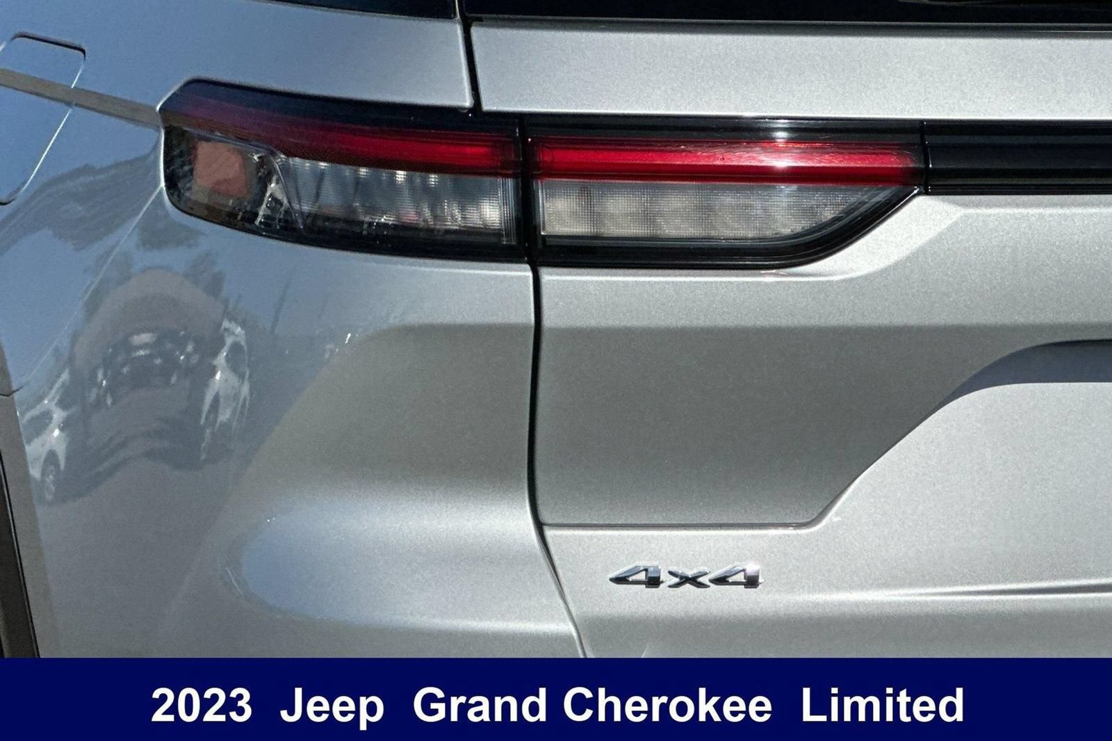 Used 2023 Jeep Grand Cherokee Limited w/ Trailer Tow Prep Group (B) AWD/4WD image 39