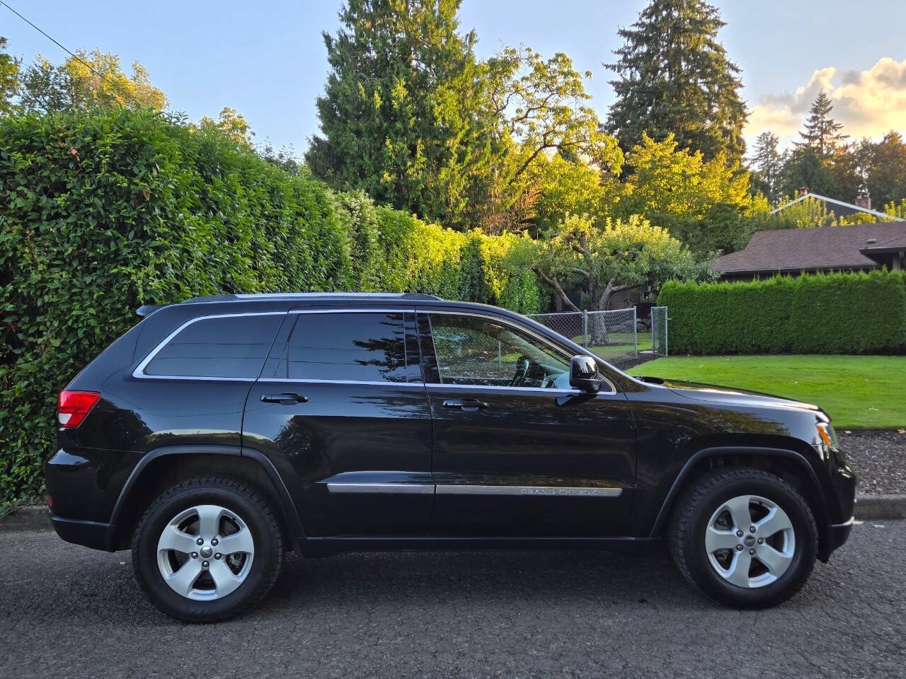 Used 2012 Jeep Grand Cherokee Laredo AWD/4WD image 4