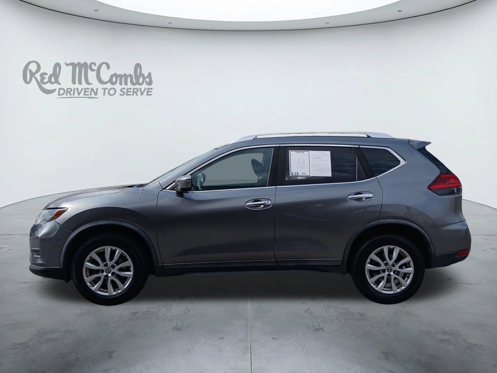 Used 2017 Nissan Rogue SV image 2