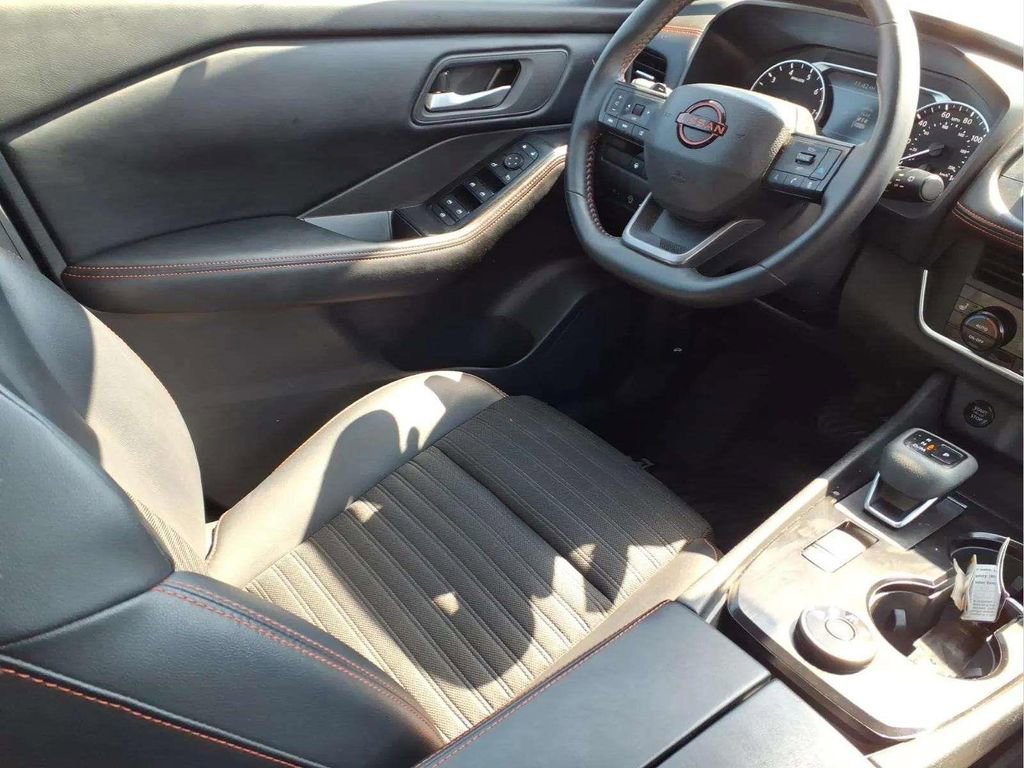 Used 2025 Nissan Rogue SV image 10