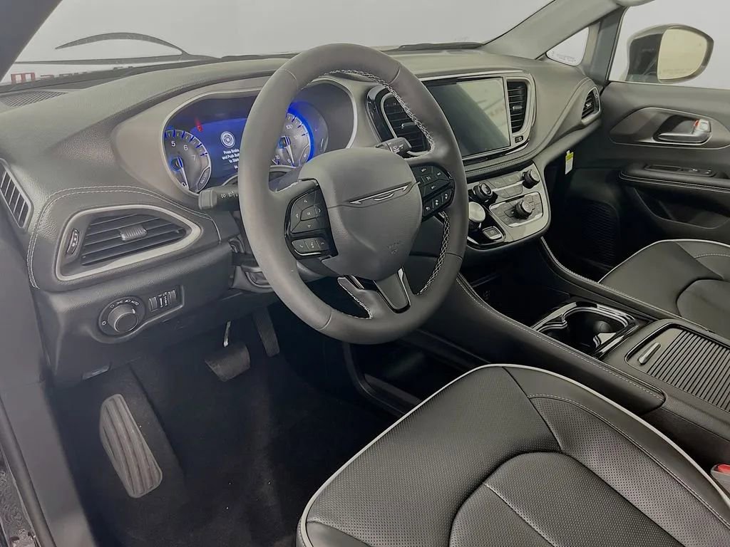 New 2027 Chrysler Pacifica Limited FWD image 10