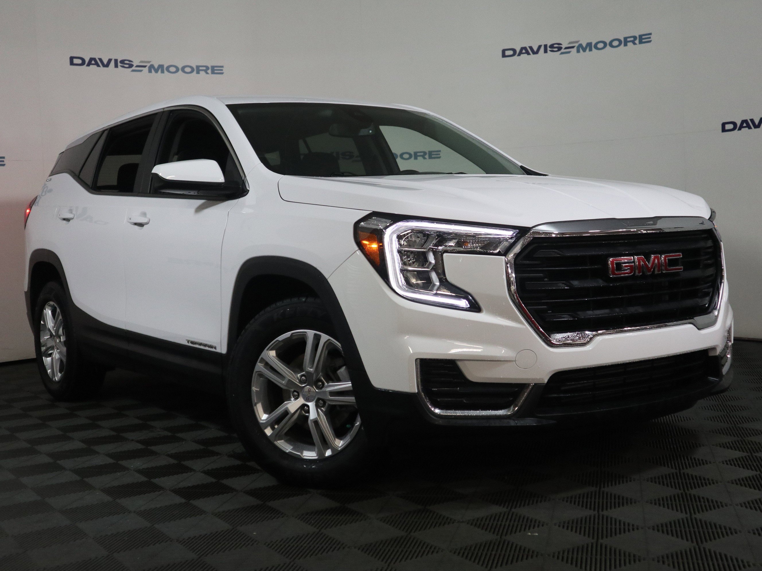 Used 2022 GMC Terrain SLE image 2