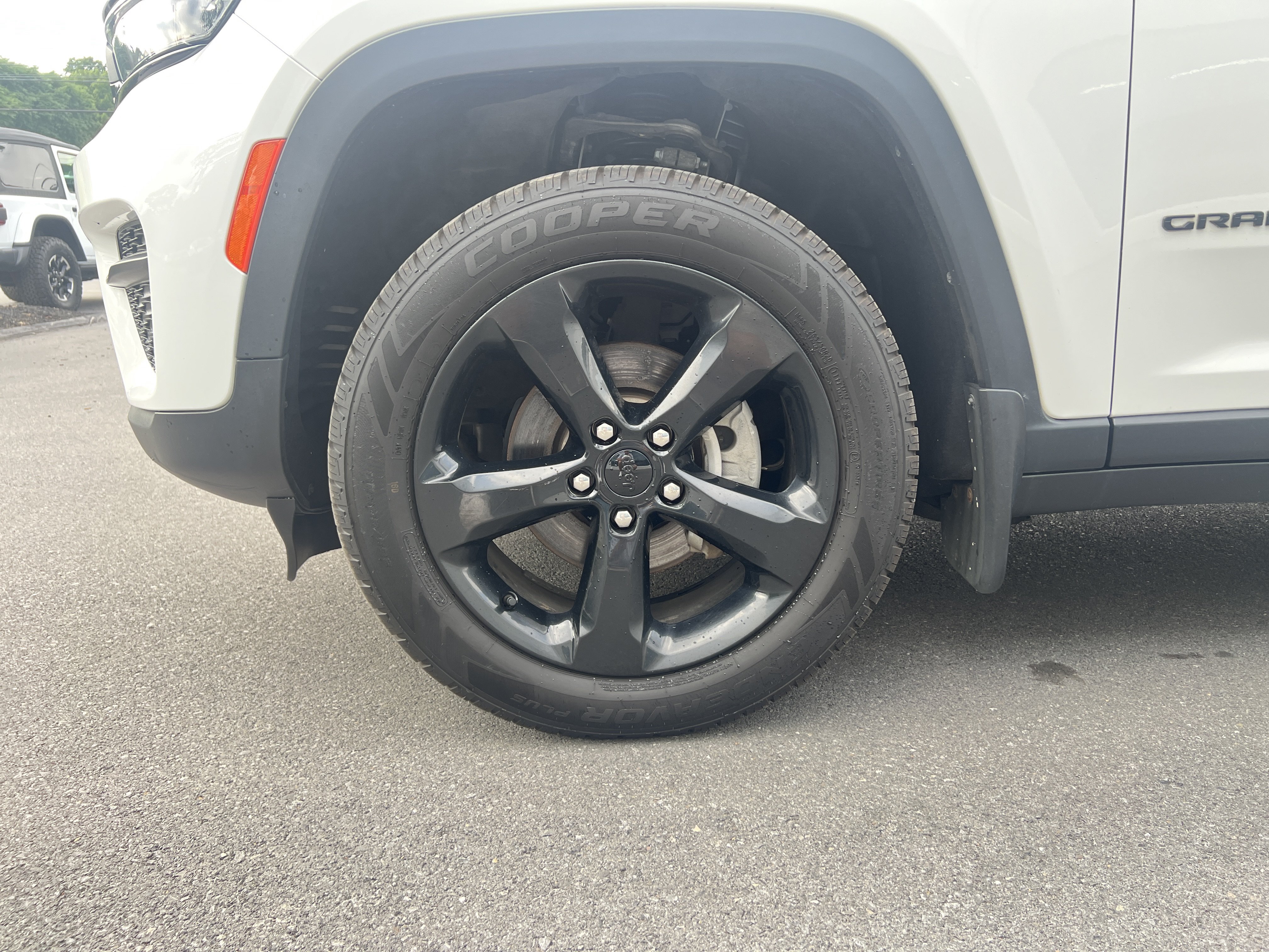 Used 2023 Jeep Grand Cherokee Altitude AWD/4WD image 11