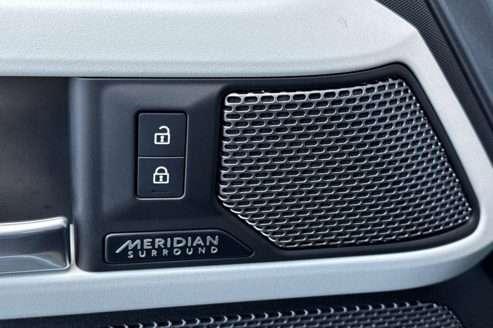 Used 2023 Land Rover Defender 110 X-Dynamic SE image 20