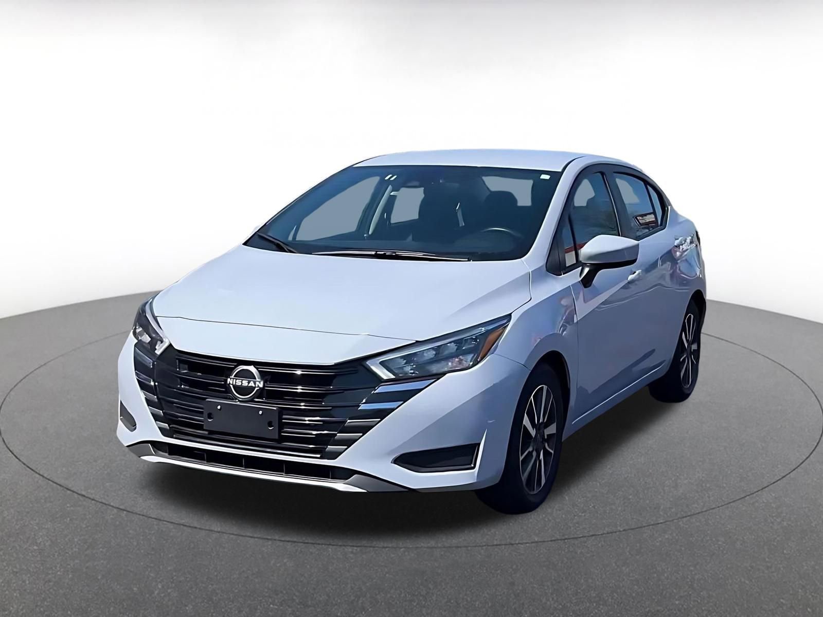 Used 2025 Nissan Versa SV image 4