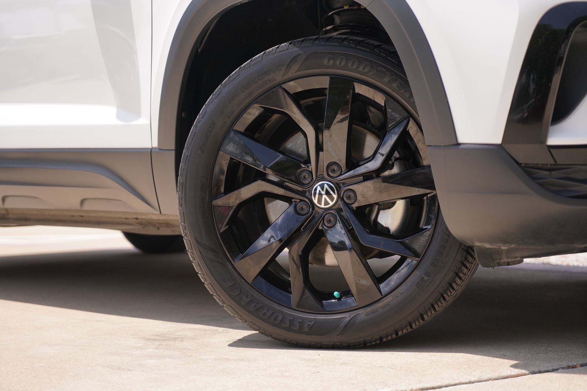 Certified 2023 Volkswagen Taos SE w/ Black Wheel Package FWD image 3