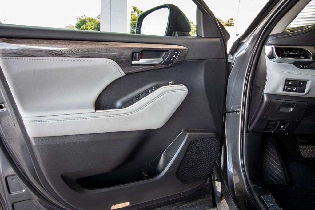 Used 2023 Toyota Highlander Limited image 22