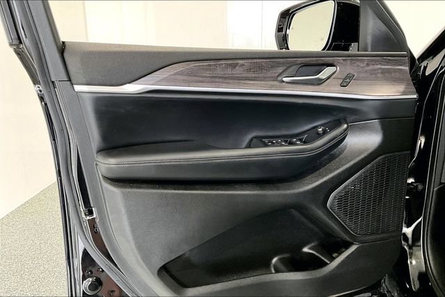 Used 2024 Jeep Grand Cherokee Limited w/ Luxury Tech Group II image 21