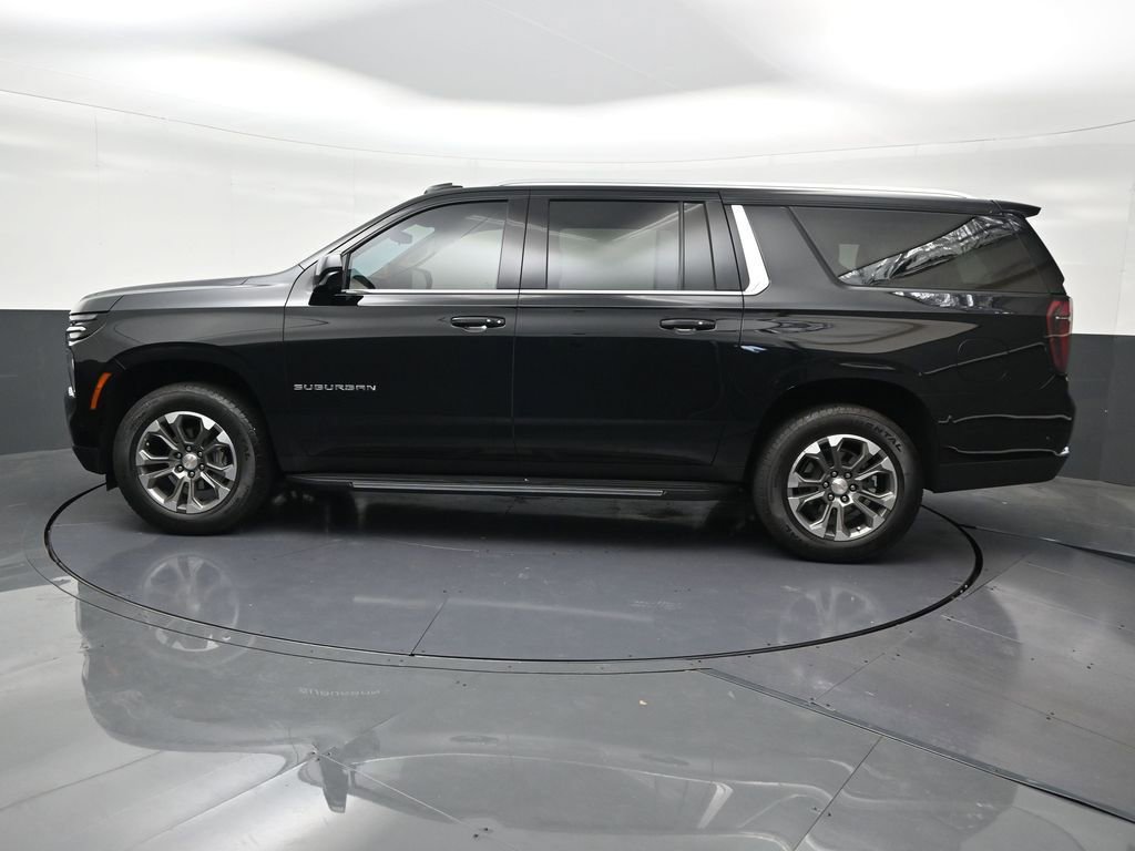 Used 2025 Chevrolet Suburban LT RWD image 2