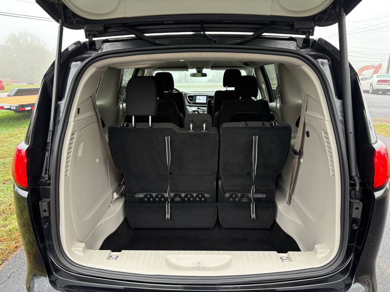 Used 2022 Chrysler Voyager LX image 4