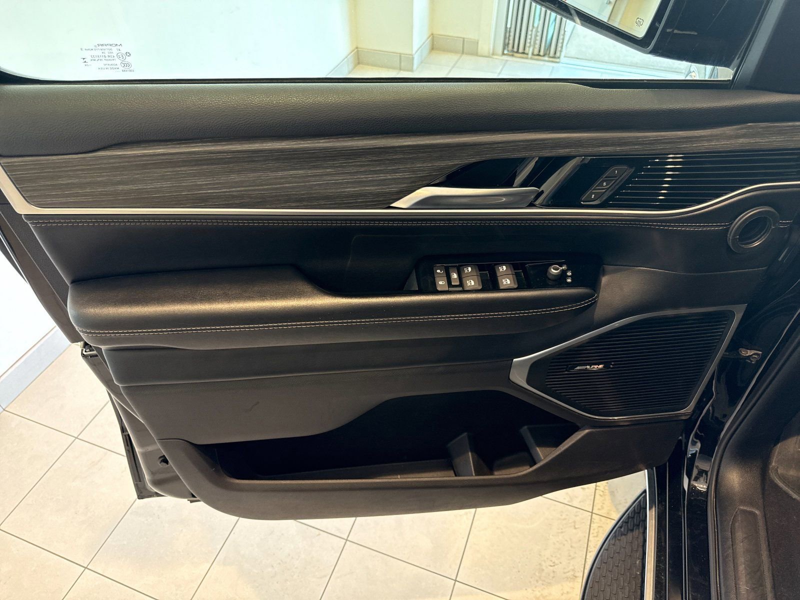 Used 2024 Jeep Wagoneer Series III image 11