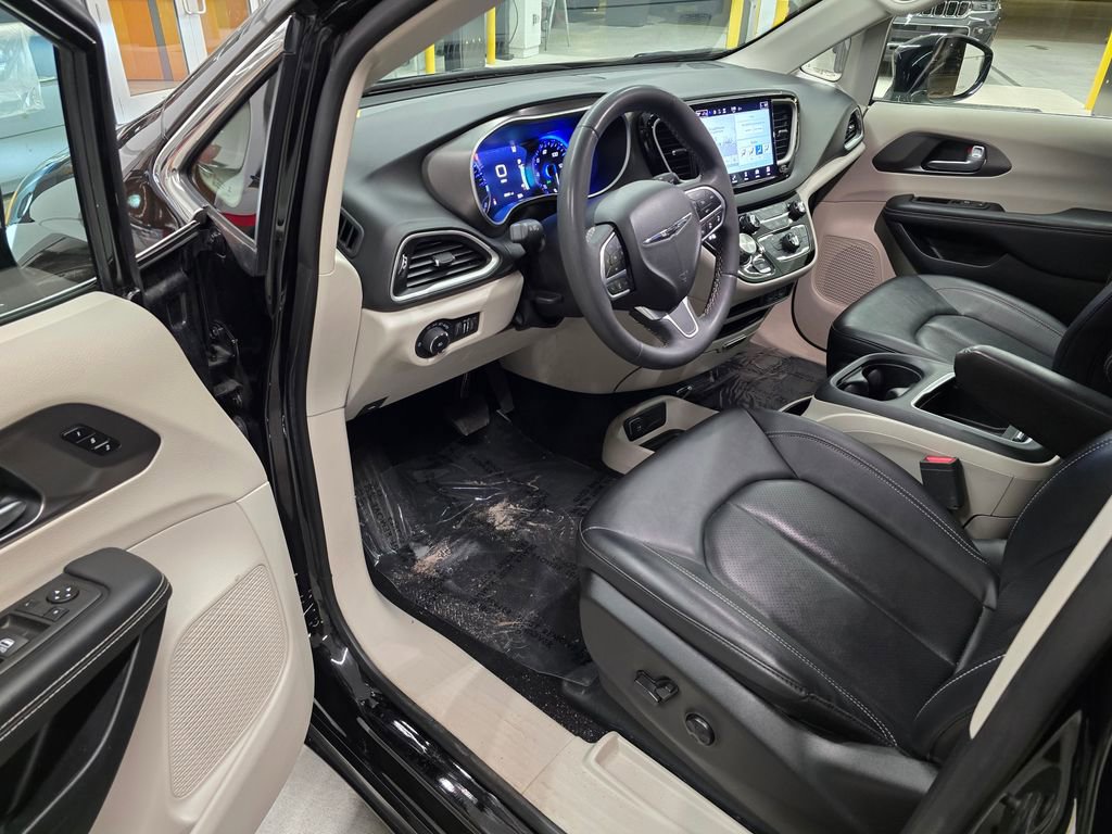 Certified 2024 Chrysler Pacifica Touring-L image 15