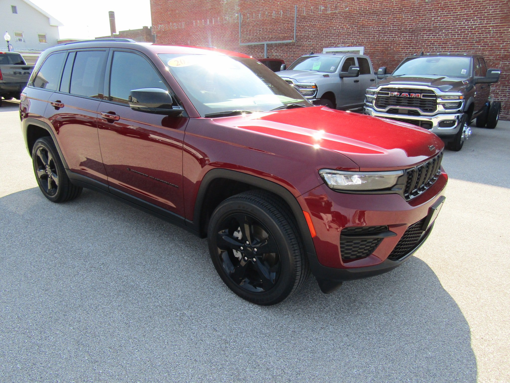 Used 2024 Jeep Grand Cherokee Altitude AWD/4WD image 1