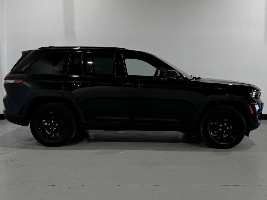 Used 2025 Jeep Grand Cherokee Altitude AWD/4WD image 21