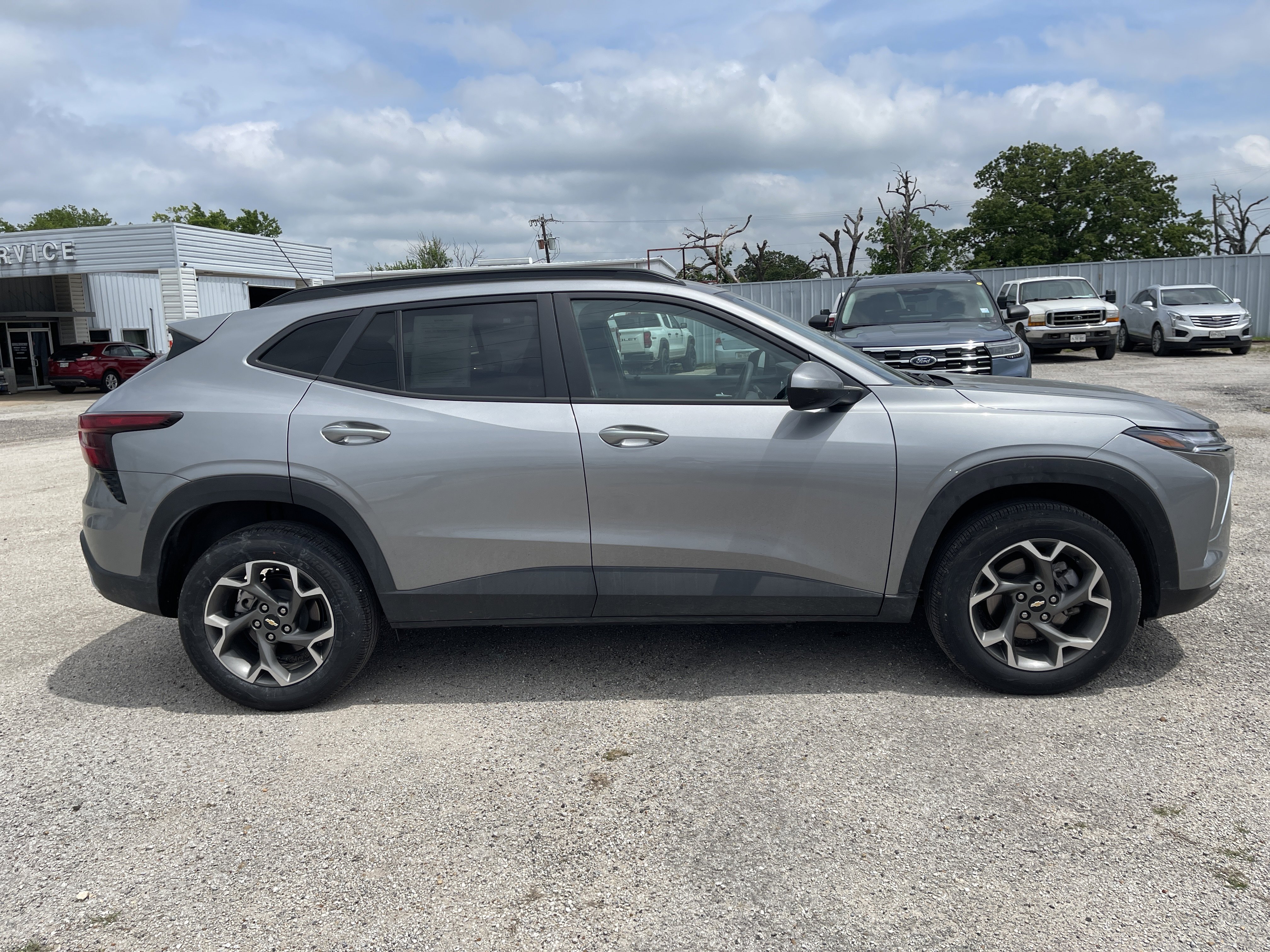 Used 2025 Chevrolet Trax LT FWD image 3