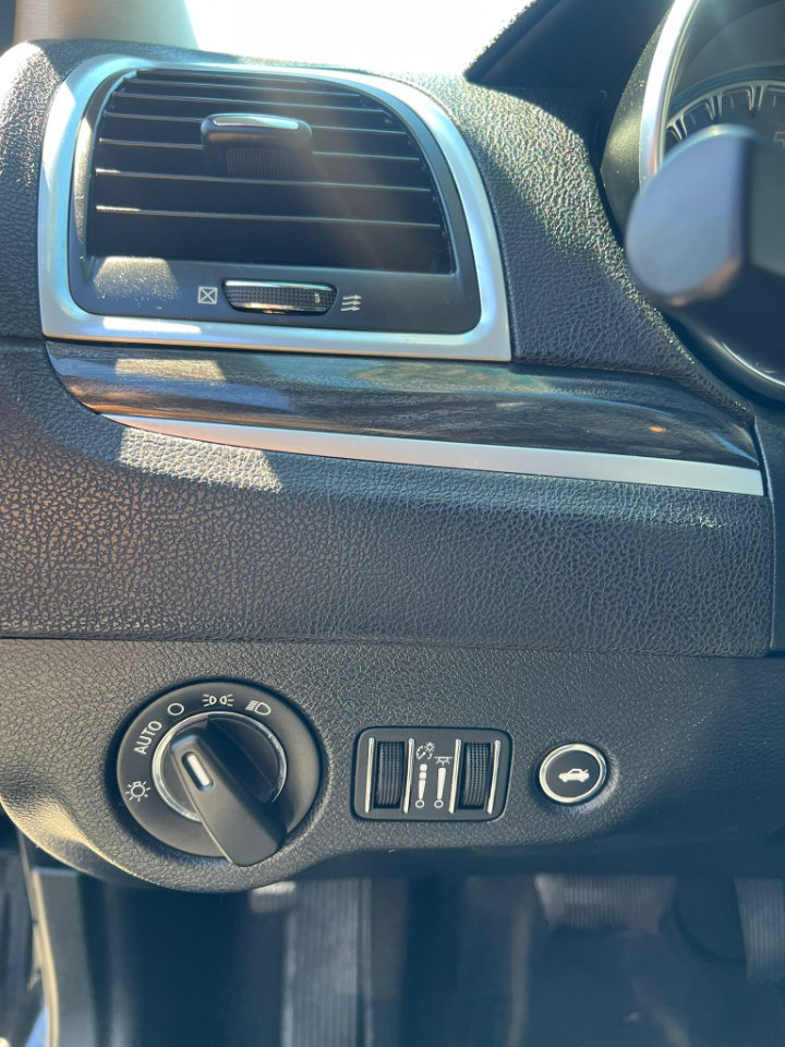 Used 2017 Chrysler 300 Limited image 28