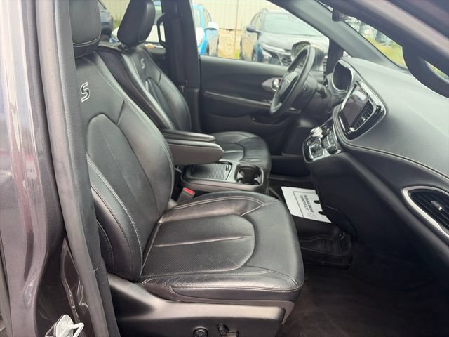 Used 2022 Chrysler Pacifica Touring-L w/ Uconnect Theater Family Group FWD image 29