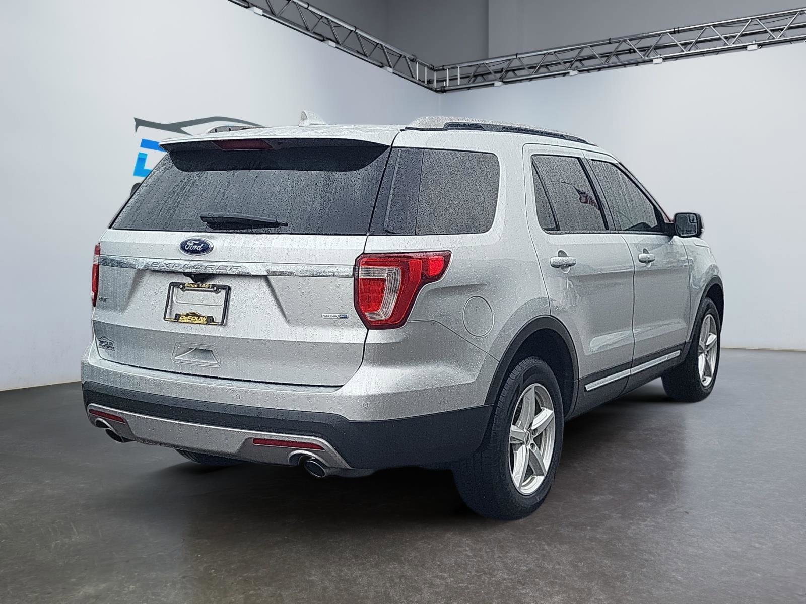 Used 2016 Ford Explorer XLT w/ Equipment Group 201A image 3