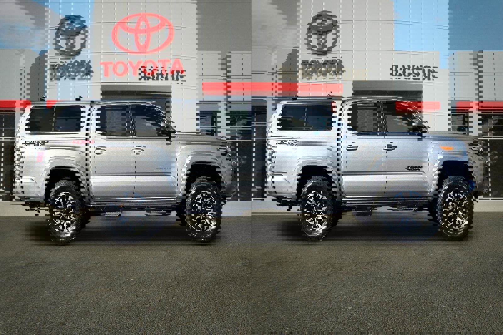 Used 2021 Toyota Tacoma TRD Sport image 2