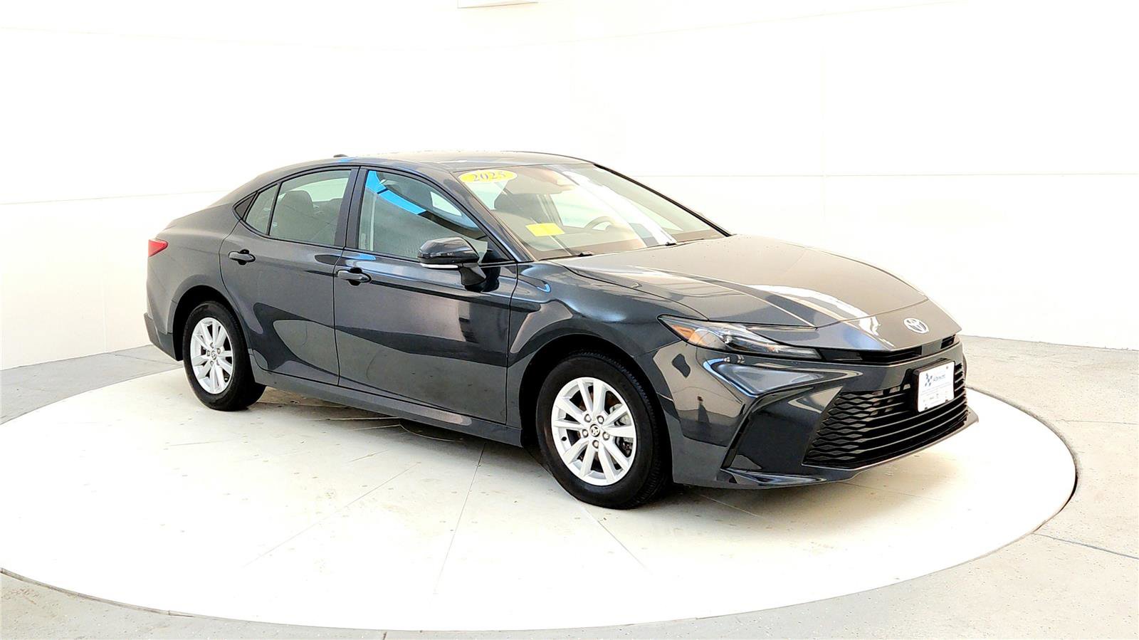 Used 2025 Toyota Camry LE image 7