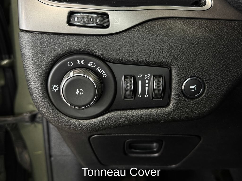 Used 2019 Jeep Cherokee Limited w/ Luxury Group AWD/4WD image 18